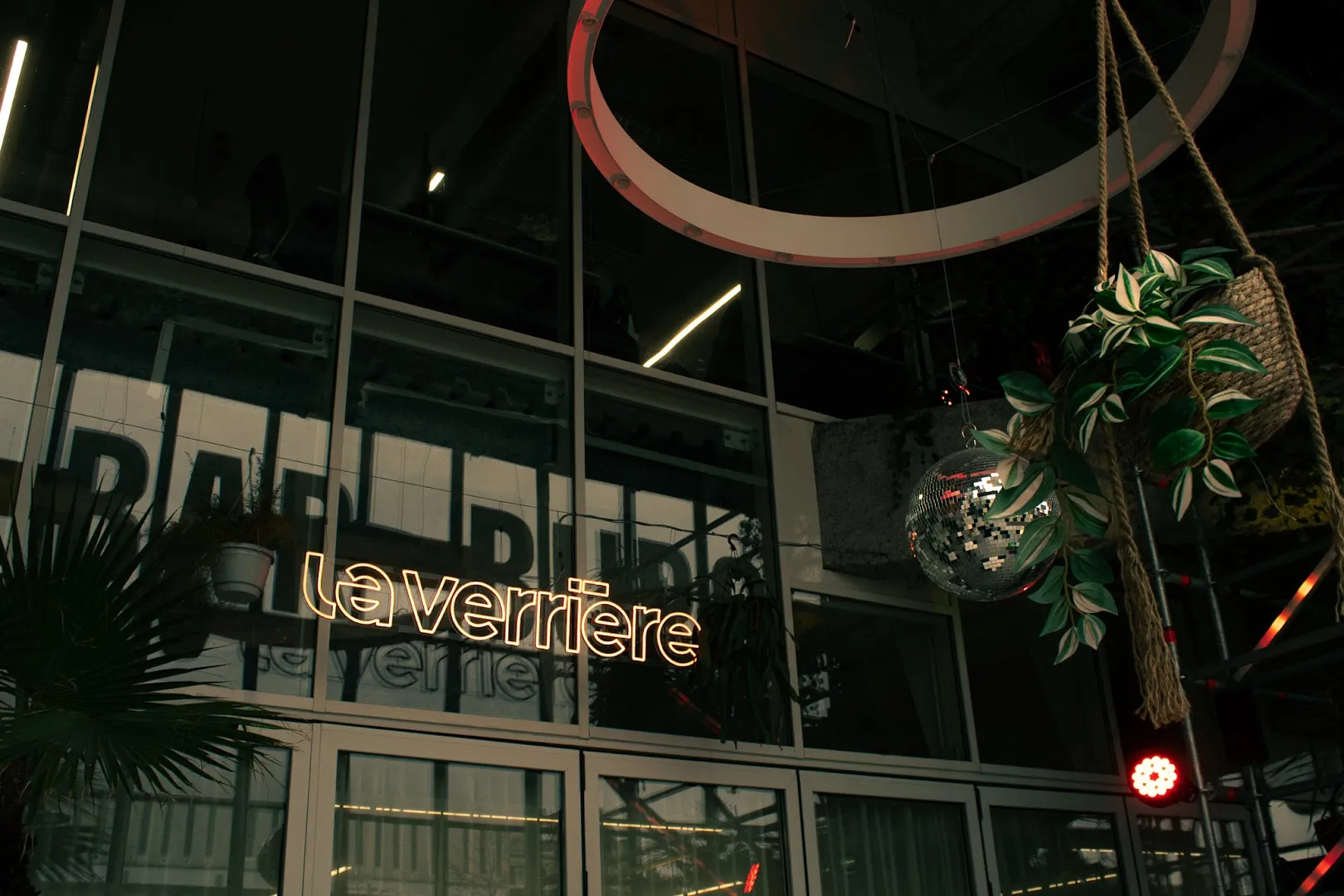 La Verriere, Lieu Hybride